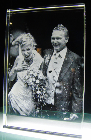 3d wedding picture in crystal